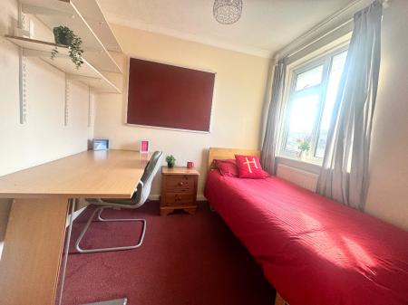 5 bedroom Semi-detached house to let in 5 Bed Student Home - 43 Kemsing Gardens