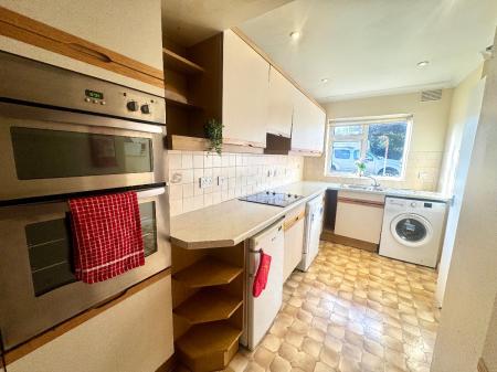 5 bedroom Semi-detached house to let in 5 Bed Student Home - 43 Kemsing Gardens