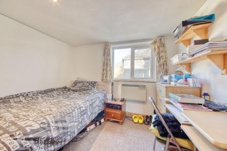 5 bedroom Semi-detached house to let in 5 Bed Student Home - 52 Ulcombe Gardens, Canterbury