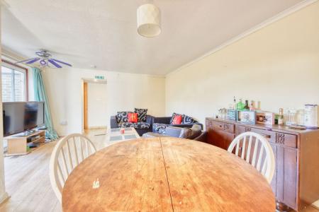 5 bedroom Semi-detached house to let in 5 Bed Student Home - 52 Ulcombe Gardens, Canterbury
