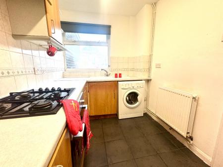 4 bedroom Flat to let in 4 Bed Student Home - 60 Kemsing Gardens
