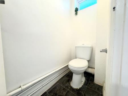 4 bedroom Flat to let in 4 Bed Student Home - 60 Kemsing Gardens