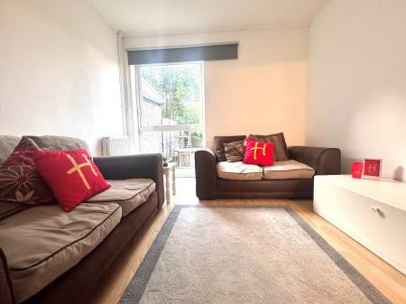 4 bedroom Flat to let in 4 Bed Student Home - 60 Kemsing Gardens