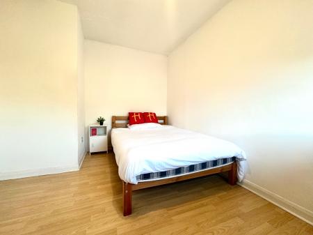 4 bedroom Flat to let in 4 Bed Student Home - 60 Kemsing Gardens