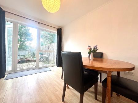 4 bedroom Flat to let in 4 Bed Student Home - 60 Kemsing Gardens