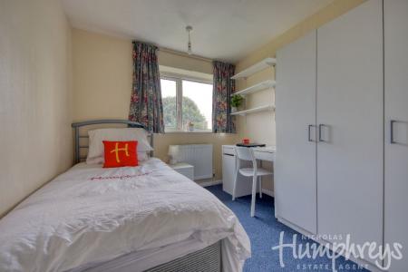 4 bedroom Flat to let in Mead Way