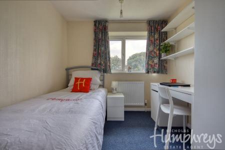 4 bedroom Flat to let in Mead Way