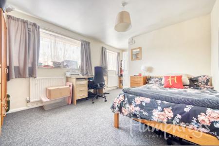 5 bedroom Terraced House to let in 20 Mead Way, Central to both Universities