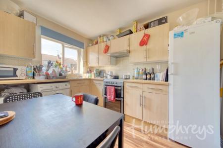 5 bedroom Terraced House to let in 20 Mead Way, Central to both Universities