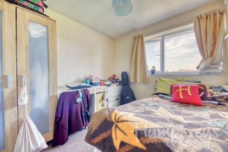 5 bedroom Terraced House to let in 20 Mead Way, Central to both Universities