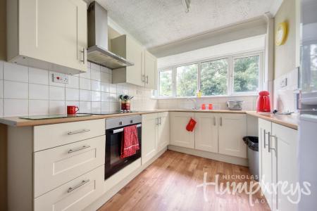 4 bedroom Terraced House to let in 15 Pine Tree Avenue, UKC location