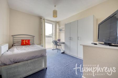 4 bedroom Terraced House to let in 15 Pine Tree Avenue, UKC location