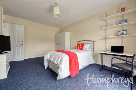 4 bedroom Terraced House to let in 15 Pine Tree Avenue, UKC location