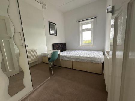 4 bedroom Semi-detached house to let in Pretoria Road, Canterbury