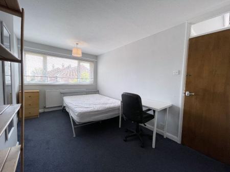 4 bedroom Semi-detached house to let in Verwood Close, Canterbury