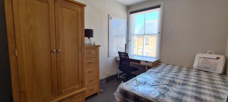 4 bedroom Semi-detached house to let in 9 Edward Road, Canterbury