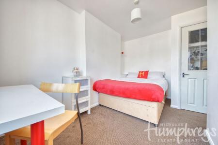 5 bedroom Semi-detached house to let in 19 Mead Way, Close to Town