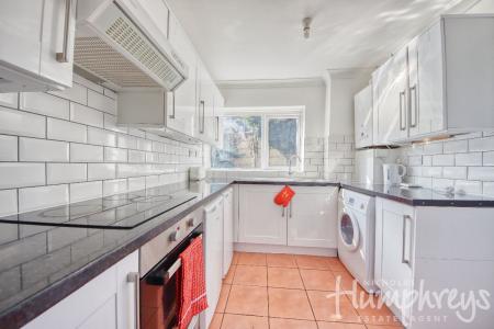 5 bedroom Semi-detached house to let in 19 Mead Way, Close to Town