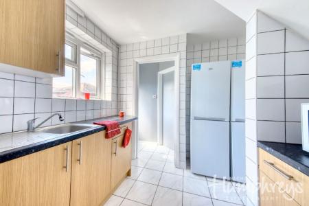 4 bedroom Semi-detached house to let in 42 Old Park Avenue - 4 Bed student home