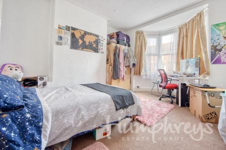 4 bedroom Terraced House to let in St Martins Road