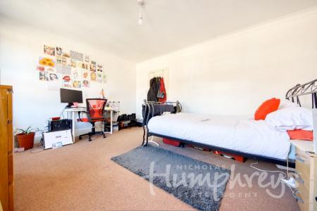 4 bedroom Terraced House to let in St Martins Road