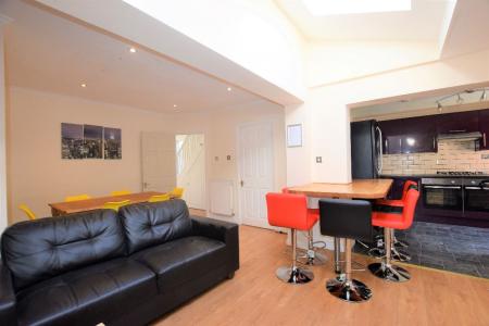 5 bedroom Semi-detached house to let in 5 Bed Student Home - 37 Old Park Avenue