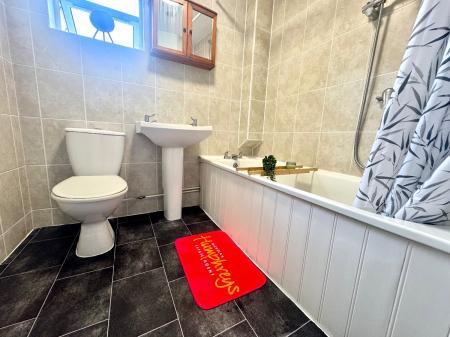 5 bedroom Semi-detached house to let in 5 Bed Student House - 28 Forrester Close