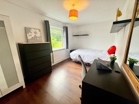 5 bedroom Semi-detached house to let in 5 Bed Student House - 28 Forrester Close