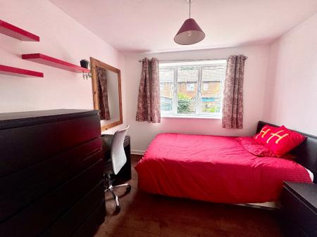 5 bedroom Semi-detached house to let in 5 Bed Student House - 28 Forrester Close