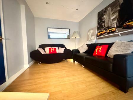5 bedroom Semi-detached house to let in 5 Bed Student House - 28 Forrester Close