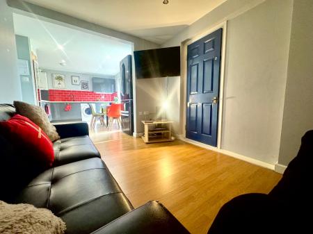 5 bedroom Semi-detached house to let in 5 Bed Student House - 28 Forrester Close