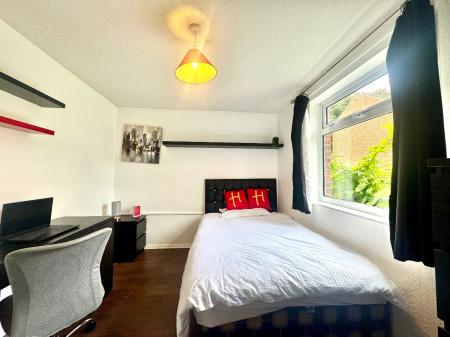 5 bedroom Semi-detached house to let in 5 Bed Student House - 28 Forrester Close