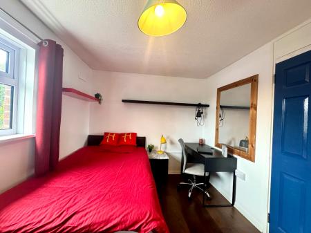 5 bedroom Semi-detached house to let in 5 Bed Student House - 28 Forrester Close