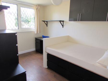 5 bedroom Semi-detached house to let in 5 Bed Student Home - 31 Somner Close