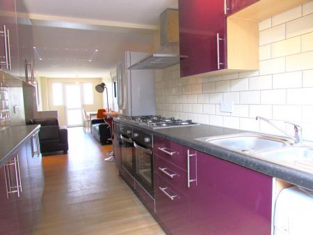 5 bedroom Semi-detached house to let in 5 Bed Student Home - 31 Somner Close