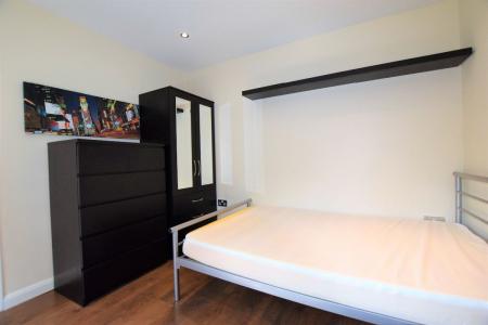 5 bedroom Semi-detached house to let in 5 Bed Student Home - 31 Somner Close