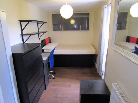 5 bedroom Semi-detached house to let in 5 Bed Student Home - 31 Somner Close