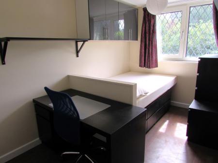 5 bedroom Semi-detached house to let in 5 Bed Student Home - 31 Somner Close