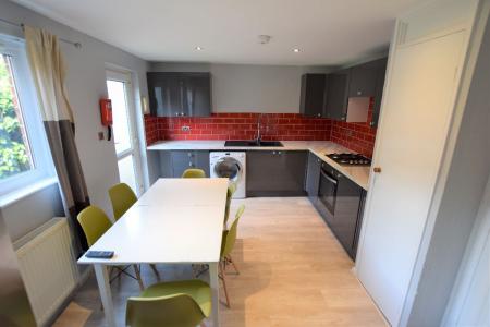 5 Bed Student House - Dickens Avenue