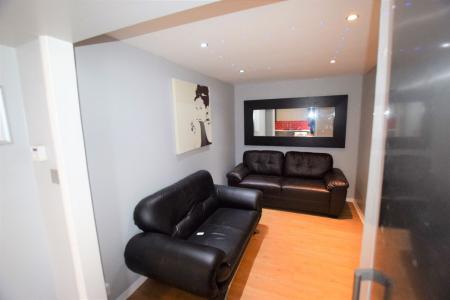 5 bedroom Semi-detached house to let in 5 Bed Student House - Dickens Avenue