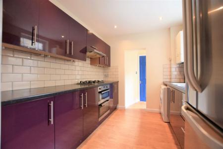 5 bedroom Semi-detached house to let in 5 Bed Student House - 33 Guildford Road