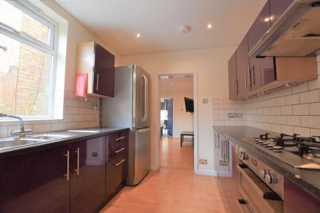 5 bedroom Semi-detached house to let in 5 Bed Student House - 33 Guildford Road