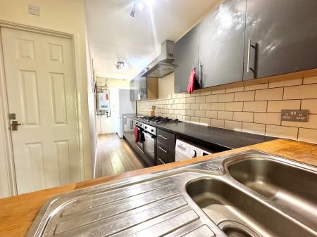 5 bedroom Semi-detached house to let in 5 Bed Student Home - 31 Godden Road, UKC