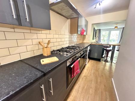 5 bedroom Semi-detached house to let in 5 Bed Student Home - 31 Godden Road, UKC