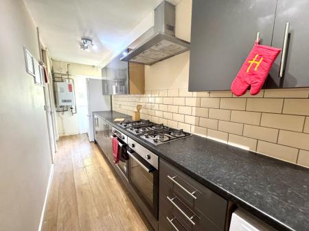 5 bedroom Semi-detached house to let in 5 Bed Student Home - 31 Godden Road, UKC