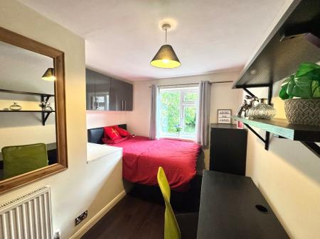 5 bedroom Semi-detached house to let in 5 Bed Student Home - 31 Godden Road, UKC