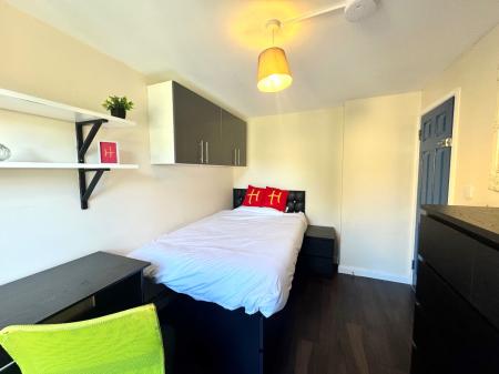 5 bedroom Semi-detached house to let in 21 Montfort Close, UKC