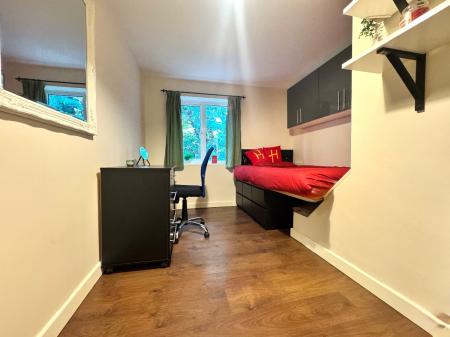 5 bedroom Semi-detached house to let in 21 Montfort Close, UKC