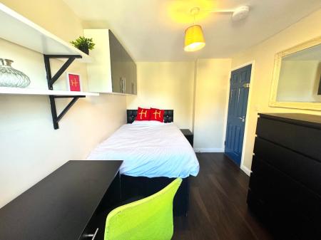 5 bedroom Semi-detached house to let in 21 Montfort Close, UKC