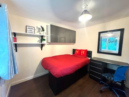 5 bedroom Semi-detached house to let in 21 Montfort Close, UKC